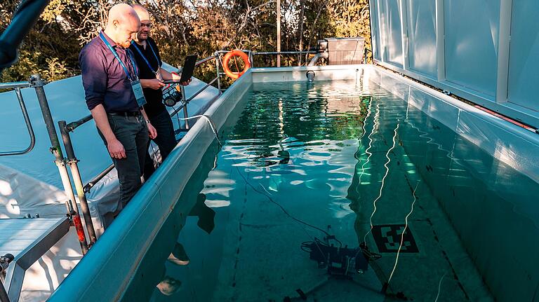 Ein Unterwasserroboter im 40-Kubikmeter-Wassertank am Hubland: Mit diesem 3D-Scanner könnte man Risse in Hafenmauern oder Staudämmen feststellen.