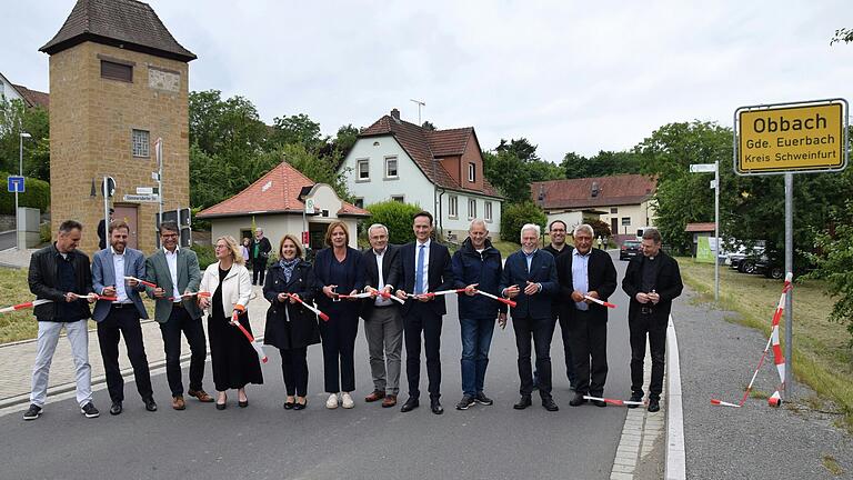 Beim Durchschneiden des obligatorischen Sperrbandes an der Staatsstraße 2290 an der Einfahrt nach Obbach waren dabei: (von links) ALE-Abteilungsleiter Manfred Stadler, Ulrich Zenkel vom Staatlichen Bauamt Schweinfurt, Vorsitzender der Dorferneuerung Obbach, ALE-Mitarbeiter Andreas Kaiser, zweite Bürgermeisterin Gabi Jakob, MdL Martina Gießübel, Bürgermeisterin Simone Seufert, Bezirkstagspräsident Stefan Funk, Landrat Florian Töpper, Altbürgermeister Arthur Arnold, DeO-Sprecher Manfred Hock, Planer Gerhard Schwarzer (IB Alka), ehemaliger zweiter Bürgermeister Ewald Schirmer und Pfarrer Markus Grzibek.