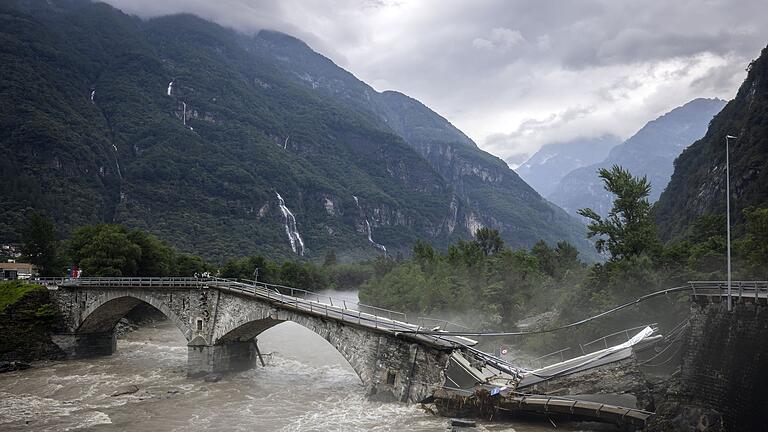 Erdrutsch in der Schweiz       -  Bei den Unwettern am 28. Juni hatte das reißende Gewässer der Maggia eine Brücke zum Einsturz gebracht.