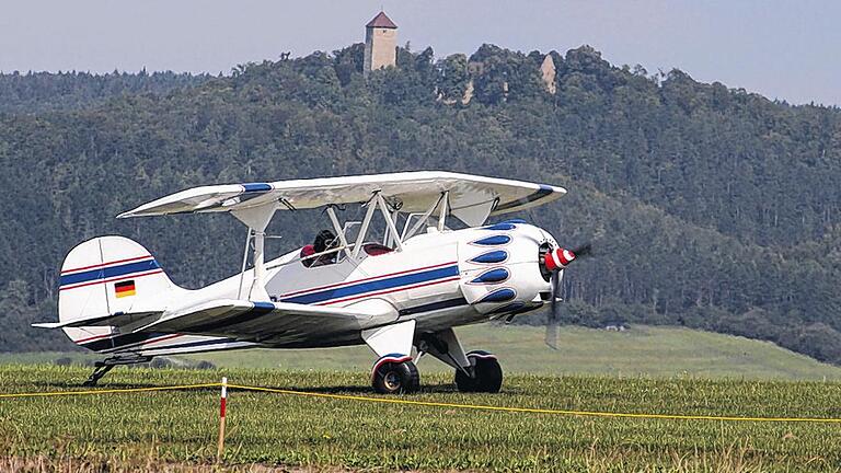 Zum Flugtag nach Ostheim sind auch Piloten von Nachbarvereinen mit ihren Maschinen gekommen. Dieser Doppeldecker kommt aus Saal.