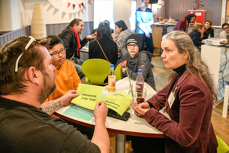 Vorne: Dagmar Dewald (ÖDP, im Bild rechts) tauscht sich aus, hinten Sebastian Roth (Die Linke) diskutiert mit Jugendlichen.&nbsp;