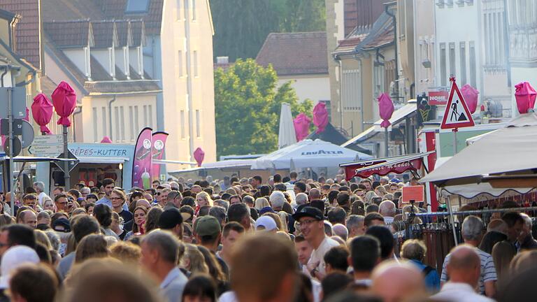 Impressionen von der langen Einkaufsnacht und von 'Sommer in der Stadt' in Haßfurt.