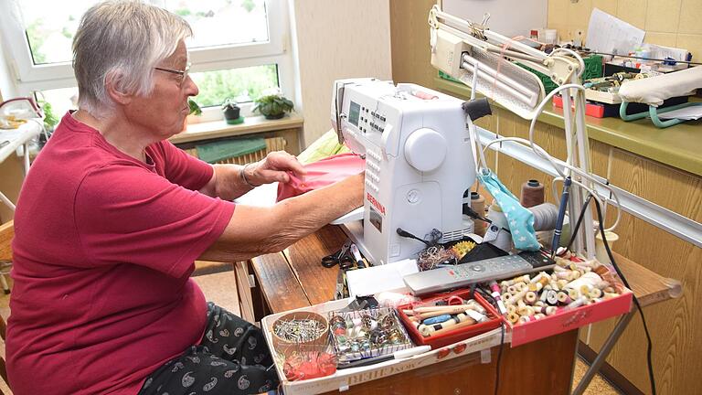 Mit 87 Jahren arbeitet Helga Moret immer noch an der Nähmaschine und kann dabei einiges über ihren Heimatort Leutershausen erzählen.