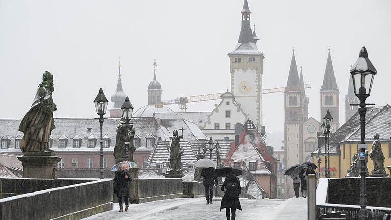 Daniel Peter       -  Blick auf das Schneetreiben auf der Alten Mainbrücke in Würzburg am Donnerstag (18.01.24). Heftige Schneefälle haben am Morgen in der Region für Behinderungen gesorgt.