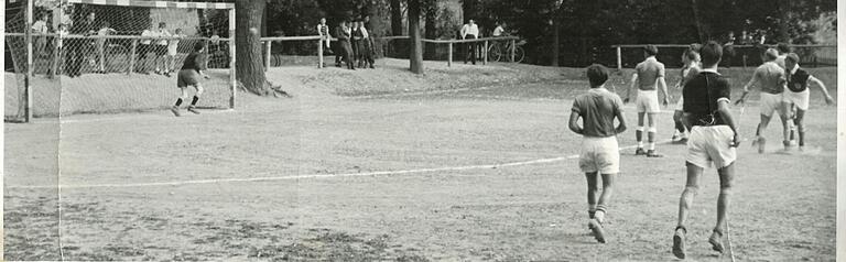 Gespielt wurde seinerzeit auf dem Großfeld, am sogenannten Säusee in Gerolzhofen. Das Bild zeigt ein Spiel der Gerolzhöfer gegen Hammelburg im Jahr 1952. Gespielt wurde seinerzeit auf dem Großfeld, am sogenannten Säusee in Gerolzhofen. Das Bild zeigt ein Spiel der Gerolzhöfer gegen Hammelburg im Jahr 1952.