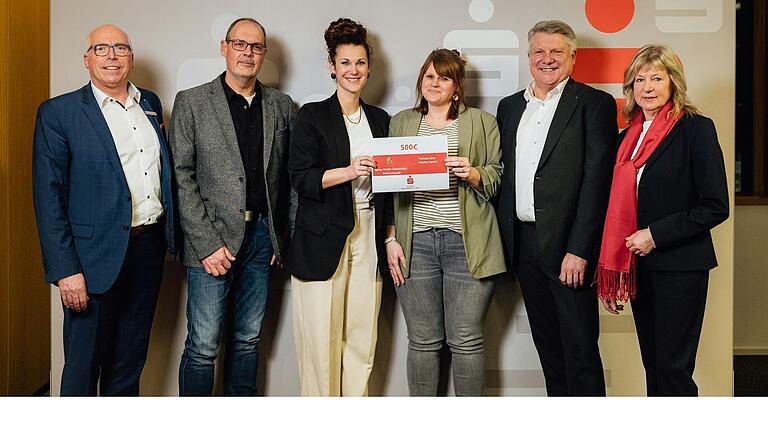 Es freuten sich zusammen mit den Preisträgern: von links Georg Straub Sparkassenvorstand Georg Straub, Ralf Bötsch (erw. Schulleitung Ignaz-Reder Realschule), Desiree Röhner und Carolin Hartung (betreuende Lehrkräfte), Vorstandsmitglied Klaus Grenzer und stellv. Stiftungsratsvorsitzende Anne Zeisner. Es freuten sich zusammen mit den Preisträgern: von links Georg Straub Sparkassenvorstand Georg Straub, Ralf Bötsch (erw. Schulleitung Ignaz-Reder Realschule), Desiree Röhner und Carolin Hartung (betreuende Lehrkräfte), Vorstandsmitglied Klaus Grenzer und stellv. Stiftungsratsvorsitzende Anne Zeisner.