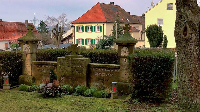 Blick vom Kriegerdenkmal auf den Kindergarten. Während die Sanierung des Denkmals genehmigt wurde, rückt der Umbau des Kindergartens in weite Ferne.