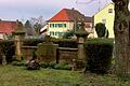 Blick vom Kriegerdenkmal auf den Kindergarten. Während die Sanierung des Denkmals genehmigt wurde, rückt der Umbau des Kindergartens in weite Ferne.