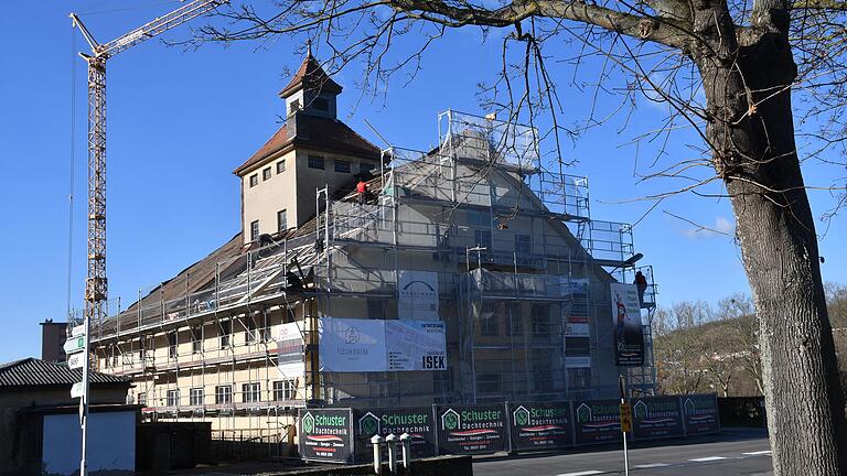 Die Arbeiten am Dach des Flockenwerks sind die ersten Vorboten für das Hotel-Projekt, das Investor Joachim Beck in den kommenden Jahren zwischen Floßhafenstraße und BayWa-Gelände verwirklichen will.