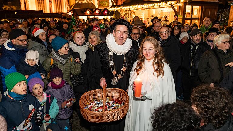 Würzburgs Oberbürgermeister Christian Schuchardt eröffnete gemeinsam mit Lichtermaid Katharina Wipplinger am Freitag den Würzburger Weihnachtsmarkt 2023.