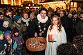 Würzburgs Oberbürgermeister Christian Schuchardt eröffnete gemeinsam mit Lichtermaid Katharina Wipplinger am Freitag den Würzburger Weihnachtsmarkt 2023.