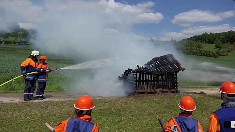 Die Jugendfeuerwehr zeigte bei einer Schauübung eindrucksvoll das Löschen eines in Brand stehenden Holzhäuschens.