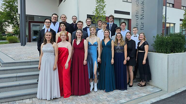 Die Absolventinnen und Absolventen der Berufsfachschule für Musik 2024. Die Absolventinnen und Absolventen der Berufsfachschule für Musik 2024.