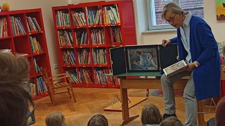 Büchereileiterin Hildegund Fischer-Giebfried beim Vorlesen.