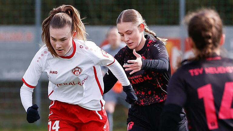 Nina Schulz (links) von den Würzburger Kickers Frauen setzt sich im Zweikampf durch. Das Bild entstand im Regionalliga-Heimspiel gegen den TSV Neuenstein.