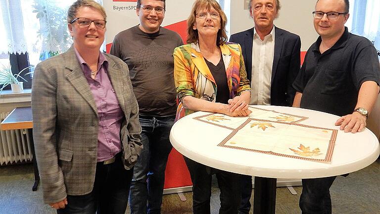 SPD-Veranstaltung gegen Polizeiaufgabengesetz mit (von links) Bundespolizistin Polizistin Martina Braum, Johannes Petersen, Kathi Petersen, Franz Schindler und Christopher Richter.