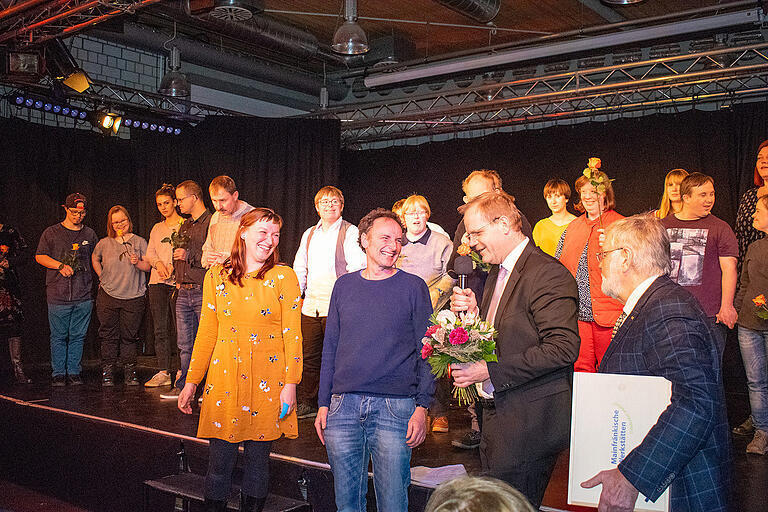 Dieter Körber (zweiter von rechts) und Professor Arnold (rechts) bedankten sich bei Stefan Merk (zweiter von links)  und Janine Schellein (links)