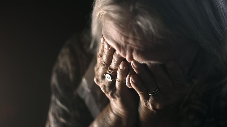 Gefühle ähneln sich: Viele Trauernde fühlen sich über lange Zeit niedergeschlagen, antriebslos - und depressiv.