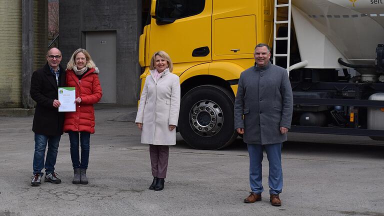 Das Ehepaar Jürgen und Anja Englert (links) freut sich über die Urkunde vom Umweltpakt Bayern, die von Landrätin Tamara Bischof im Beisein des Bürgermeisters Heiko Bäuerlein überreicht wurde.