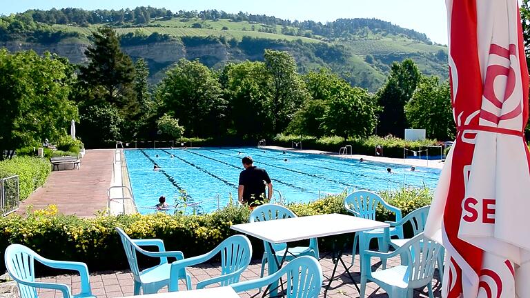 Das Freibad in Zellingen hat vorübergehend wegen Personalmangel geschlossen. Unsere Autoren fragen sich, wie das mit kuriosen Polizeimeldungen zusammenhängt.