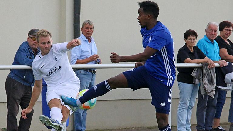 Der Flankenversuch von Julian Weber (links, TSV Rottendorf) wird von Fnan Tewelde (TSV Gochsheim) geblockt.