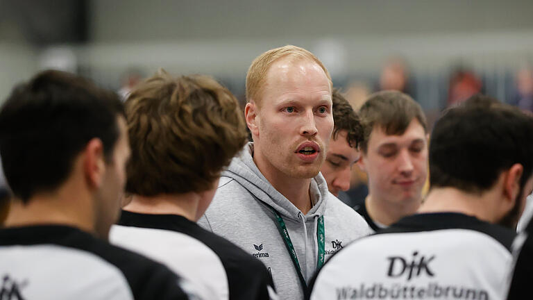 Julian Boetsch (Bildmitte) könnte auch über die Saison hinaus Trainer der DJK Waldbüttelbrunn bleiben.