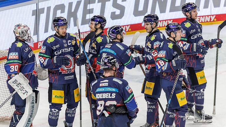 Eisbären Berlin - Adler Mannheim - Gingen wieder als Sieger vom Eis: Die Eisbären Berlin. Eisbären Berlin - Adler Mannheim - Gingen wieder als Sieger vom Eis: Die Eisbären Berlin.