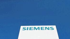 Milliardenschweres Sparprogramm: Schild an der Werkseinfahrt vom Siemens-Standort in Nürnberg. DPA