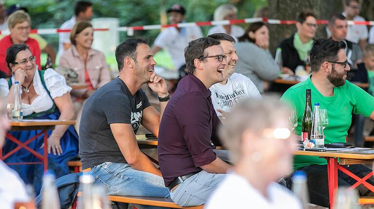 Gelungene Premiere im Sommer 2020: Besucher des Volkacher Kabarett Sommers lachen beim ausverkauften Abend mit Volker Heißmann und Martin Rassau am Weinfestplatz in Volkach. Gelungene Premiere im Sommer 2020: Besucher des Volkacher Kabarett Sommers lachen beim ausverkauften Abend mit Volker Heißmann und Martin Rassau am Weinfestplatz in Volkach.