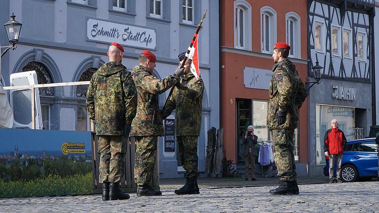 Johannes Slawik übergibt den Kampanie-Wimpel an Oberstleutnant Holm Schreiter (Zweiter von links). Johannes Slawik übergibt den Kampanie-Wimpel an Oberstleutnant Holm Schreiter (Zweiter von links).