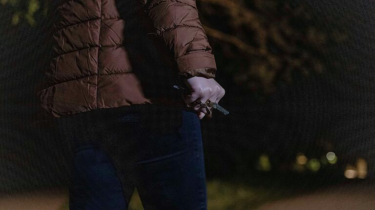 Manche Frauen halten auf dem Heimweg ihren Haustürschlüssel in der Hand, um notfalls zustechen zu können. Manche Frauen halten auf dem Heimweg ihren Haustürschlüssel in der Hand, um notfalls zustechen zu können.