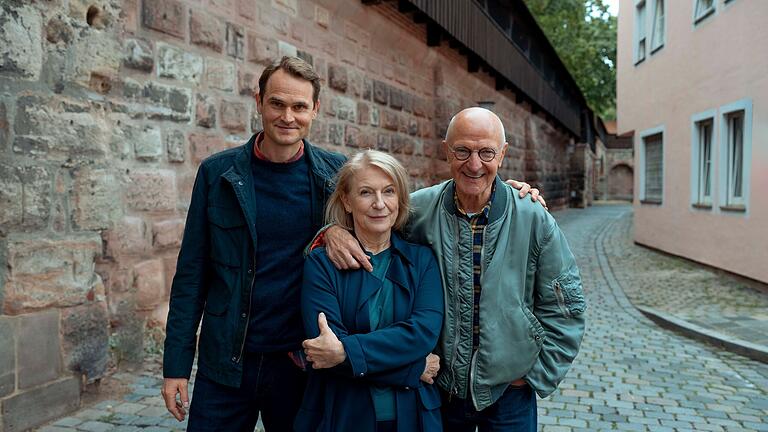 Beim Dreh in Nürnberg für den letzten 'Tatort': Dagmar Manzel mit Schauspiel-Kollege Fabian Hinrichs (links) und Regisseur Max Färberböck. Beim Dreh in Nürnberg für den letzten 'Tatort': Dagmar Manzel mit Schauspiel-Kollege Fabian Hinrichs (links) und Regisseur Max Färberböck.