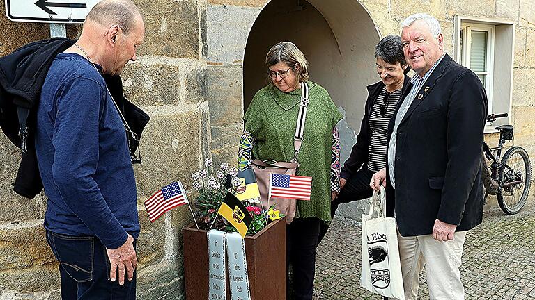 Am Ort des Gedenkens: Bürgermeister Jürgen Hennemann (von rechts), Claudia Reuter, Kreisheimatpflegerin Christiane Tangermann und Manfred Reuter.