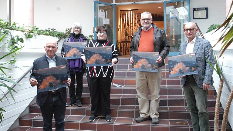 Den neuen Lions-Adventskalender stellten vor: (von links) Bad Königshofens Lions-Präsident Wolfgang Schlegel, Christine Wehe-Bamberger, Organisatorin Brigitte Schmitt, Fotograf Jürgen Holzhausen und Bad Neustadts Präsident Stephan Ullmer-Kadierka.