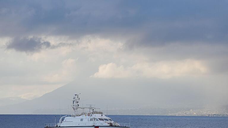 Gesunkene Jacht vor Sizilien       -  Ein Boot der italienischen Küstenwache bei den Bergungsarbeiten nach dem Untergang der Luxusjacht &bdquo;Bayesian&rdquo; vor Sizilien.