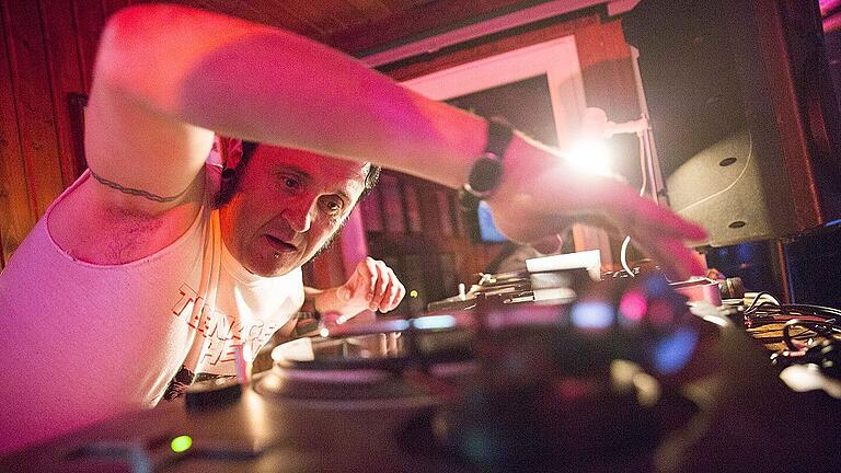 DJ Pulver aus Salzburg sorgte vor und nach den Bands für den richtigen und kräftigen Klang mit seinen Schallplatten.