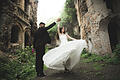 Beautiful romantic wedding couple of newlyweds hugging near old castle       -  Mittelalter trifft auf Moderne: Eine Boho-Hochzeit auf einer Burg hat seinen ganz besonderen Charme.