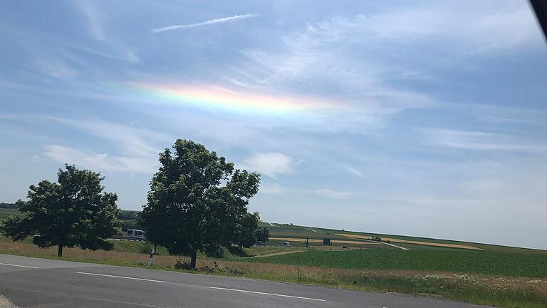 Der mysteriöse 'waagrechte Regenbogen' in Reichenberg , der Zirkumhorizontalbogen genannt wird. Der mysteriöse 'waagrechte Regenbogen' in Reichenberg , der Zirkumhorizontalbogen genannt wird. 