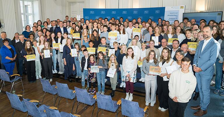 Auszeichnungsveranstaltung für alle Preisträger der Klimaschule Bayern. Auszeichnungsveranstaltung für alle Preisträger der Klimaschule Bayern.