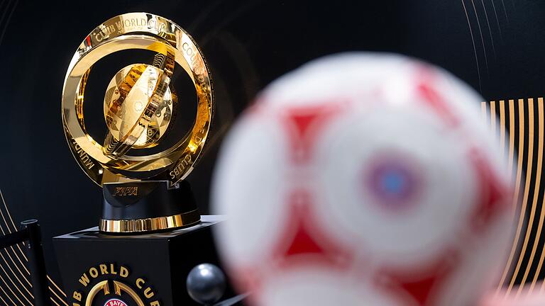 Pokal der FIFA Club-Weltmeisterschaft 2025       -  Die Club-WM im Sommer ist vor allem finanzille reizvoll