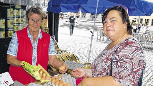 Zehn Braune und zehn Weiße: Frieda Sauer (72) packt ihren Kunden seit 32 Jahren frische Eier in die mitgebrachten Pappschachteln ein.