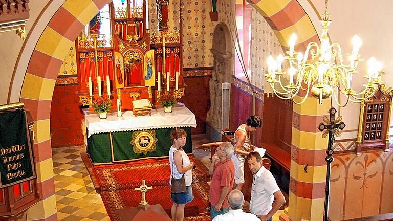 Außen weist die Simultankirche im Ochsenfurter Stadtteil Erlach renovierungsbedürftige Gotik auf, innen erstrahlt sie in farbenfroher Neugotik. Das Kuriosum war anziehend für Besucher am „Tag des offenen Denkmals“ und bot viel Gesprächsstoff zum Erhalt von Denkmalen, zu Geschichte und Zukunft der Kirchen. Außen weist die Simultankirche im Ochsenfurter Stadtteil Erlach renovierungsbedürftige Gotik auf, innen erstrahlt sie in farbenfroher Neugotik. Das Kuriosum war anziehend für Besucher am „Tag des offenen Denkmals“ und bot viel Gesprächsstoff zum Erhalt von Denkmalen, zu Geschichte und Zukunft der Kirchen.
