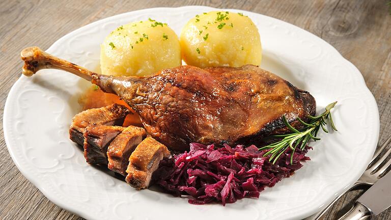 Gänsebraten gehört bei vielen Menschen traditionell zum Martinstag oder zur Weihnachtszeit dazu. Gänsebraten gehört bei vielen Menschen traditionell zum Martinstag oder zur Weihnachtszeit dazu.