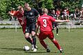 Mathis Böhler (Mitte) vom TSV Rottendorf hält den Ball gegen Leon Holzheid (hinten) und Christoph Mohr vom FC Lichtenfels.