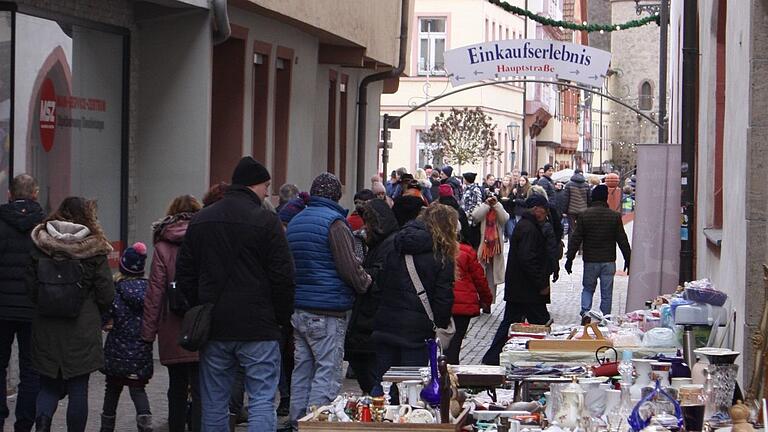 Der Karlstadter Andreasmarkt ist ein verkaufsoffener Sonntag mit Marktkaufleuten und einem Flohmarkt in den Straßen. Beim Bühnenprogramm präsentierten sich in diesem Jahr die zwei Moscheen der Stadt.