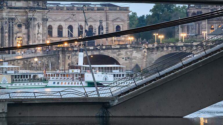 Carolabrücke in Dresden eingestürzt       -  Auf einer Länge von etwa 100 Metern ist ein Teil der Brücke eingestürzt.