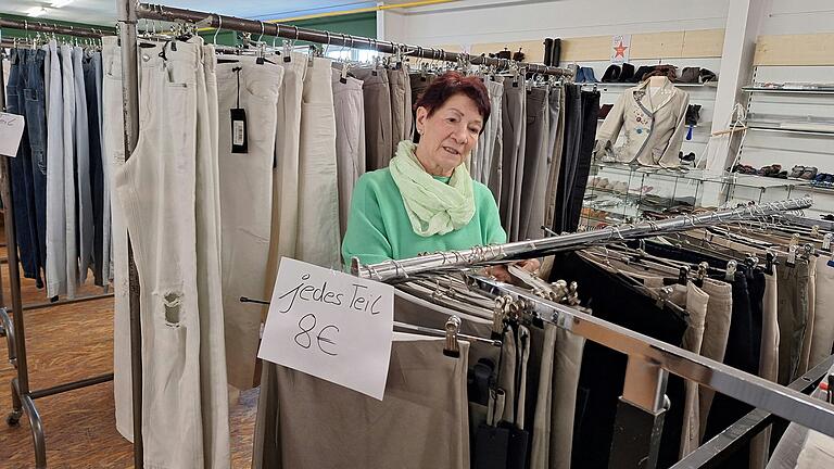 Verkäuferin Christa Ruppert sorgt dafür, dass bei Aplawia die Second-Hand-Kleidung einen angemessenen Preis bekommt. Verkäuferin Christa Ruppert sorgt dafür, dass bei Aplawia die Second-Hand-Kleidung einen angemessenen Preis bekommt.