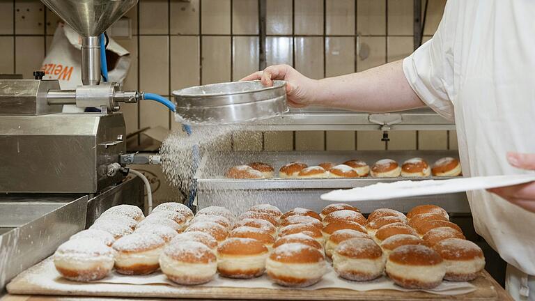 In der Familienbäckerei Brandstetter, steckt noch jede Menge Handarbeit im beliebten Faschingsgebäck.&nbsp;