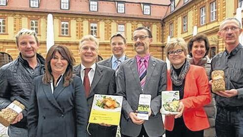 Leichter leben: Die Förderer und Macher haben sich im Hof des Bürgerspitals zum Gruppenbild gestellt. Das Foto zeiht (von links) Heiko Böhm (Markt-Café tegut), Gerti Gundel (Pfannen), Apotheker Helmut Strohmeier, Schirmherr Oliver Jörg, Dr. Michael Schwab (Bürgerspital), Uschi Strohmeier sowie Ursula und Lothar Skowronek (Müller-Bäck).