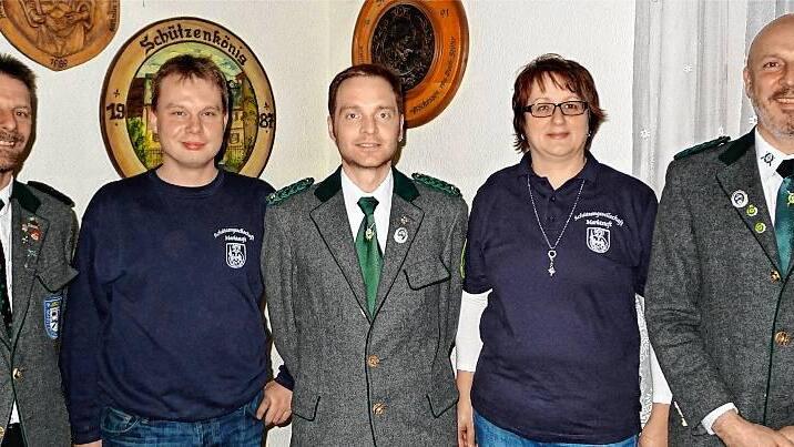 25 Jahre Treue: Schützenmeister Achim Krämer (links) und sein Stellvertreter Rainer Pfeuffer (rechts) ehrten (von links) Andreas Jordan, Sven Appold und Bianca Krämer.